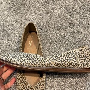 TOMS Women's Tan and Black Cheetah Patterned Flats